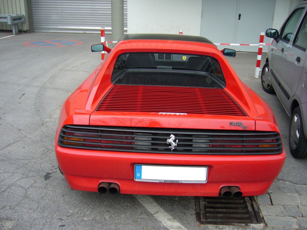 Heckansicht eines Ferrari 348 TS. 1989 - 1994. Angetrieben wird der Wagen von einem 3.405 cm V8-motor mit 300 PS, die ihn auf 275 km/h beschleunigen knnen. Ausstellerparkplatz der Messe Essen am 04.04.2009.