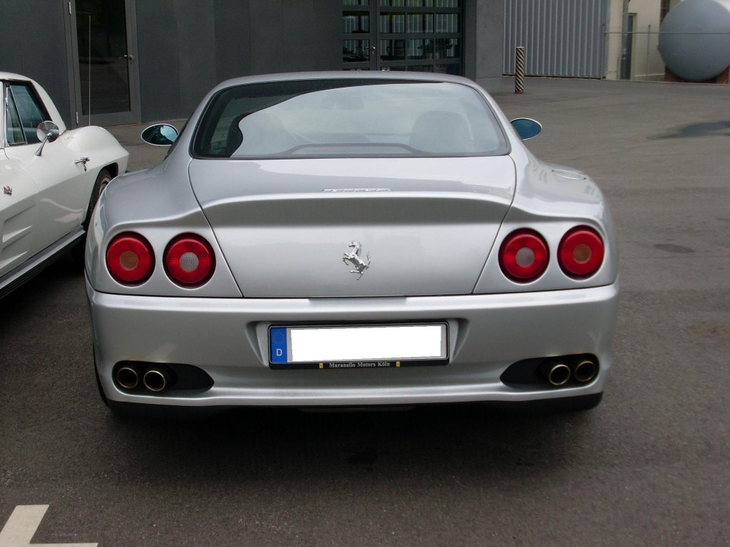Heckansicht eines Ferrari 550 Maranello. 1996 - 2001. Der 5.5l V12-motor leistet 575 PS und kann den Sportwagen auf ca. 320 km/h beschleunigen. Um das Gewicht des 3.600 mal produzierten  Autos niedrig zu halten, wurde viele Bauelemente aus Aluminium und Magnesium gefertigt. Besucherparkplatz des Dsseldorfer Meilenwerkes am 15.06. 2008.