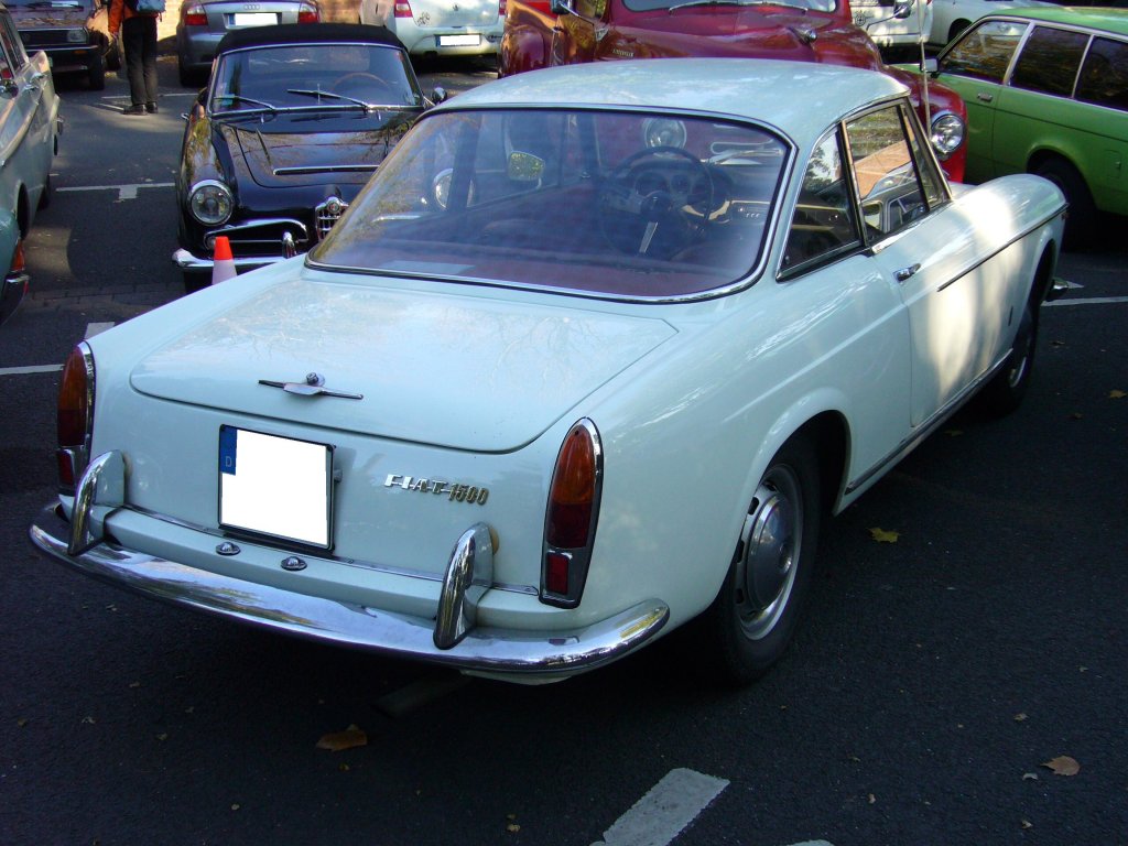 Heckansicht eines Fiat 1500 Coupe. 1963 - 1966. Der 1.481 cm groe 4-Zylindermotor leistete 67 PS, ab 1965 75 PS. Im Gegensatz zum 1500 Cabriolet wurden die 1500´er Coupes von Pininfarina vermarktet. Besucherparkplatz der Historicar am 15.10.2011.