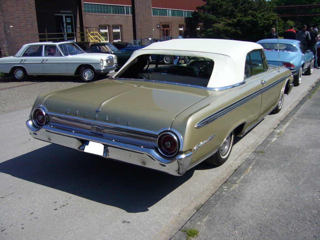 Heckansicht eines Ford Galaxie 500 XL Convertible von 1962. Im Jahr 1962 produzierte Ford/USA 1.476.031 Fahrzeuge. Davon entfielen 13.183 Stck auf das abgelichtete Modell 500 XL Convertible, dem absoluten Luxuscabrio im Ford Segment. Der Einstiegspreis lag bei US $ 3.518,00. Der einfacher ausgestatte Galaxie 500 Convertible verkaufte sich 1962 42.646 mal. Dies lag wohl auch am US $ 594,00 gnstigeren Preis. Oldtimertreffen Kokerei Zollverein 01.05.2011.