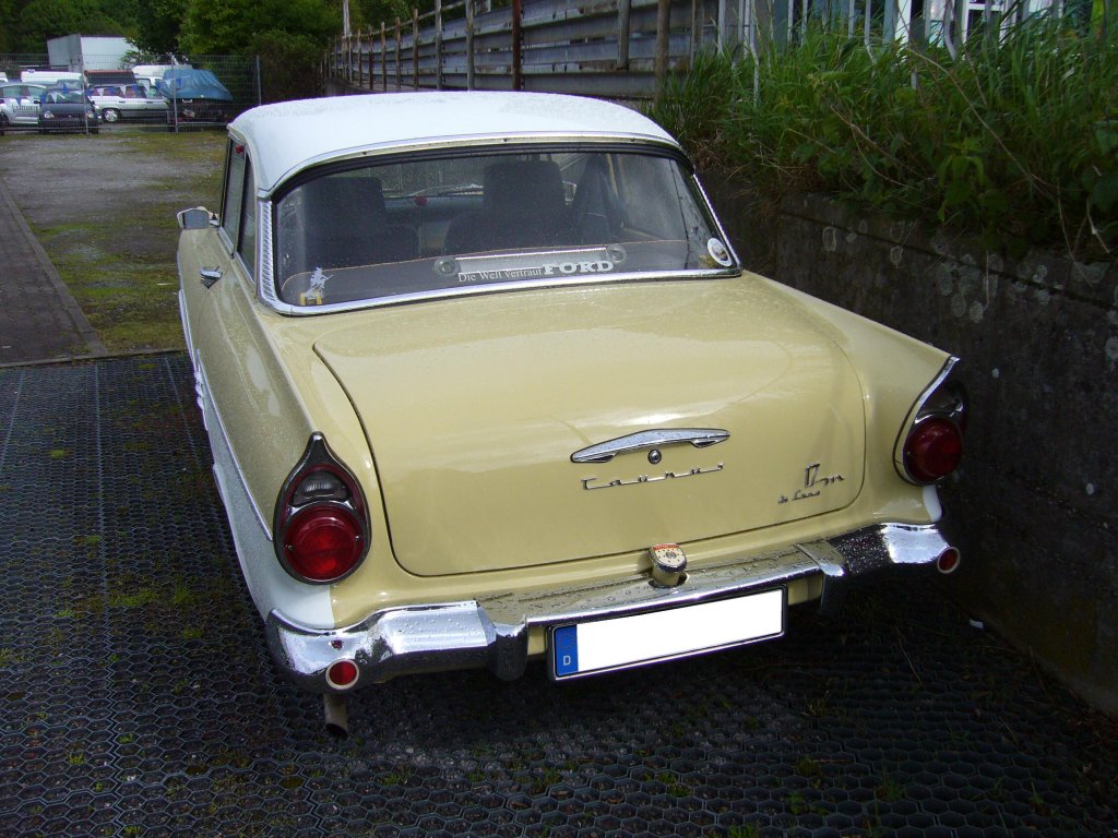 Heckansicht eines Ford Taunus 17M de Luxe P2 2-trig. 1957 - 1960. Eine solche 2-trige de Luxe Limousine schlug 1959 mit DM 7.370,00 zu Buche. Alt-Ford-Treffen am 12.05.2013 in Essen.