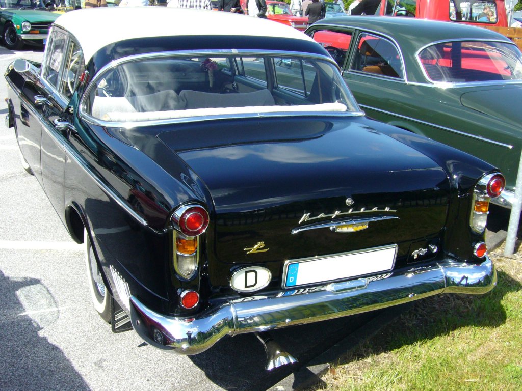 Heckansicht eines Opel Kapitän P. 1958 - 1959. Oldtimertreffen beim TÜV Wuppertal am 10.06.2012.