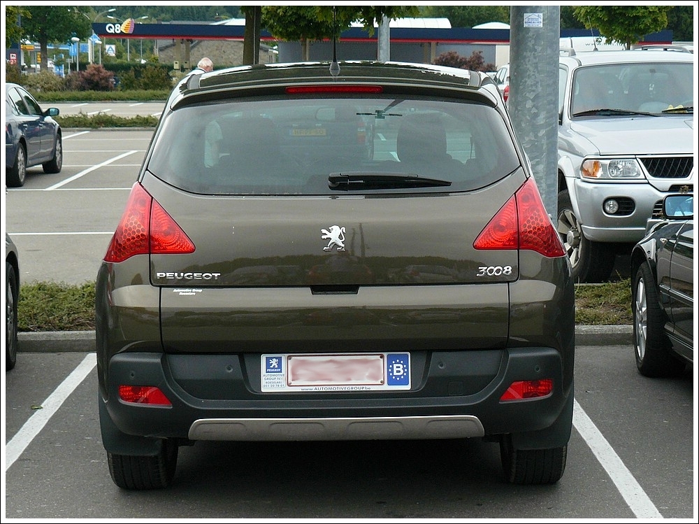Heckansicht eines Peugeot 3008 mit der Besonderheit, da die Heckklappe aus 2 einzelnen Elementen besteht, die sich einzeln ffnen lassen. 31.07.2010   