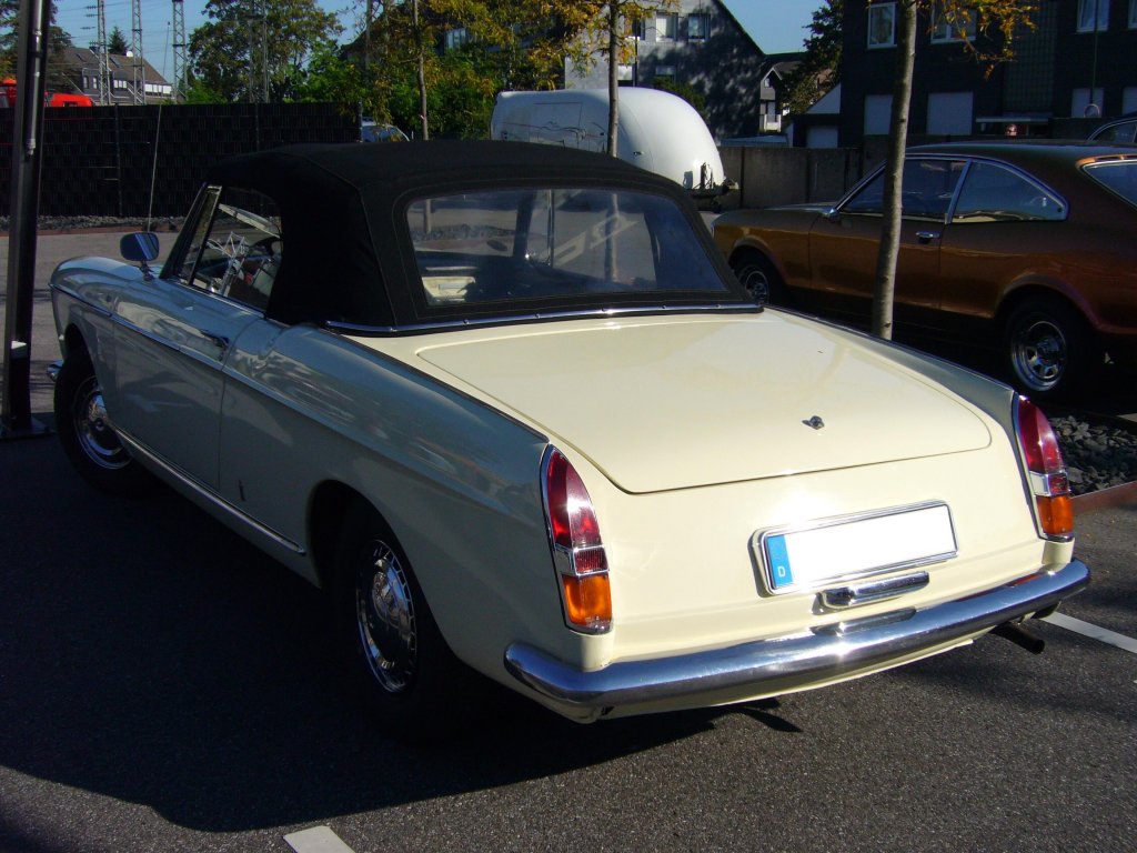 Heckansicht eines Peugeot 404 Cabriolet. 1961 - 1968. Besucherparkplatz der Classic Remise am 01.10.2011.