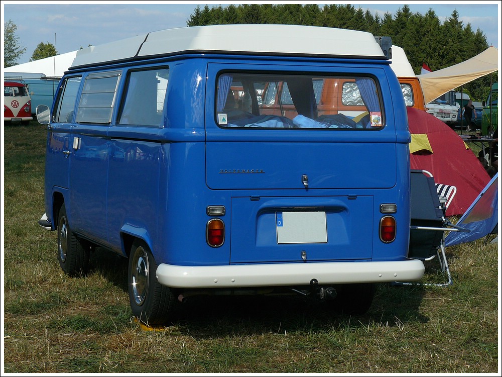 Heckansicht eines VW T2 mit kleinen Heckleuchten beim VW  Treffen in Hosingen am 24.07.2010.