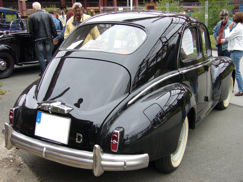 Heckansicht einer Peugeot 203 Limousine. 1949 - 1960.
Oldtimertreffen Kokerei Zollverein 03.07.2011.