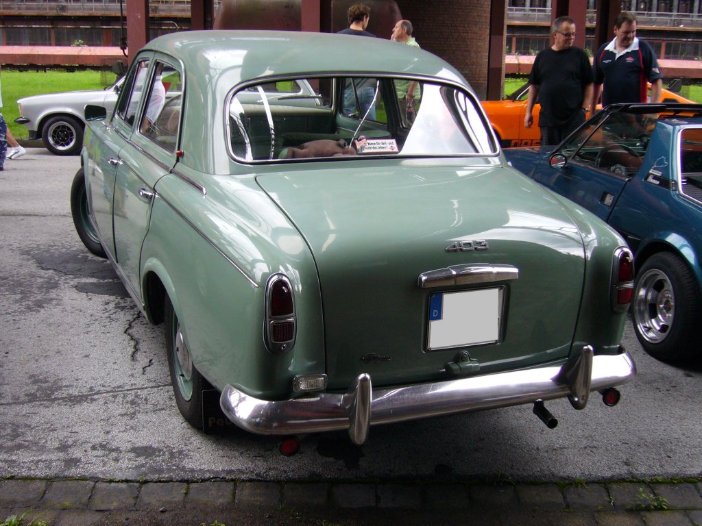 Heckansicht eine Peugeot 403 Grand Luxe. 04.1955 - 02.1967. Oldtimertreffen Kokerei Zollverein am 04.09.2011.