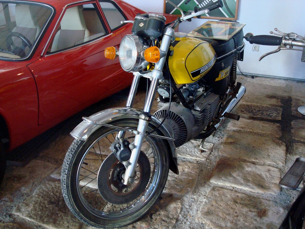 Hercules-Wankel W2000, erstes serienmig gebautes Motorrad der Welt mit Wankelmotor, Bauzeit von 1974 bis 1979, 294ccm, 27PS, 145Km/h, Oldtimer-Museum Mekirch, Aug.2010  