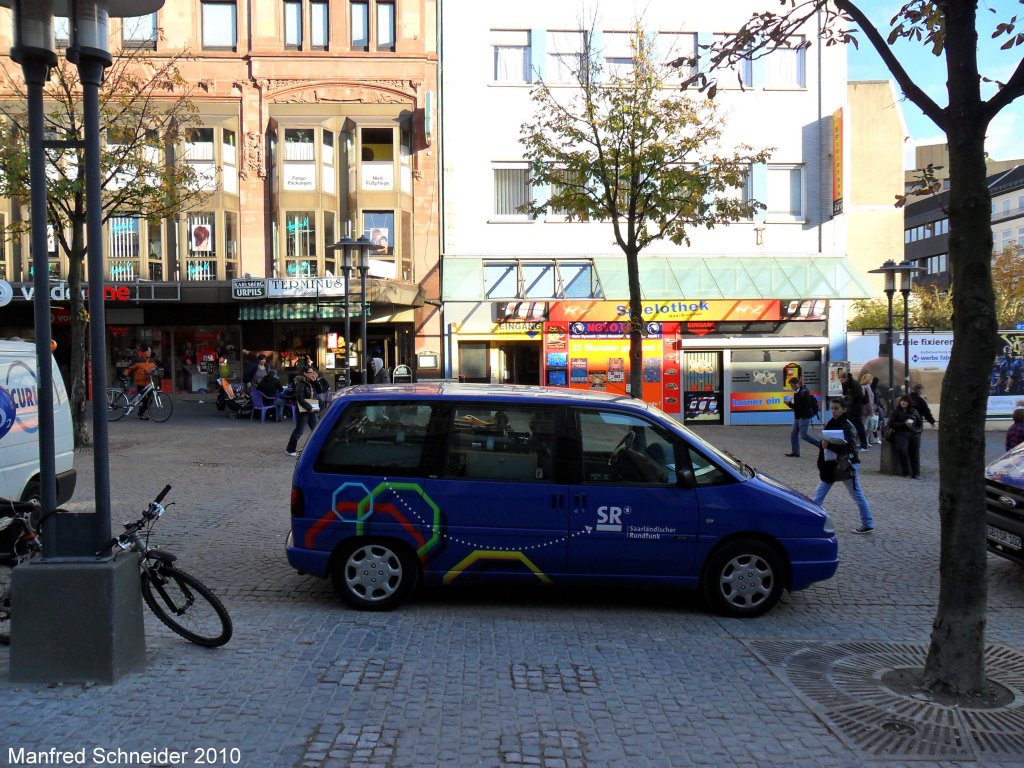 Hier ist ein Fahrzeug vom Saarlndischen Rundfunk zu sehen. Das Bild habe ich am 22.10.2010 in Saarbrcken gemacht.