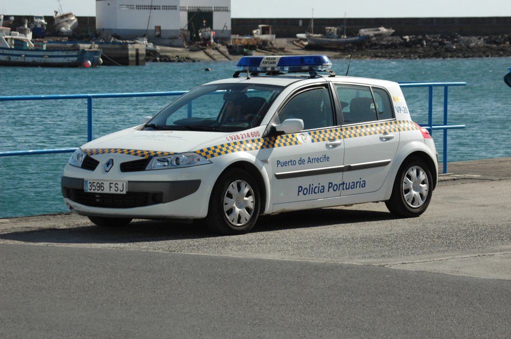 Hier ein Renault Megane  als Streifenwagen fr den Hafen von Arrecife / Policia Portuaria  (Hafenpolizei ) am 12. 12. 2010 fotografiert.