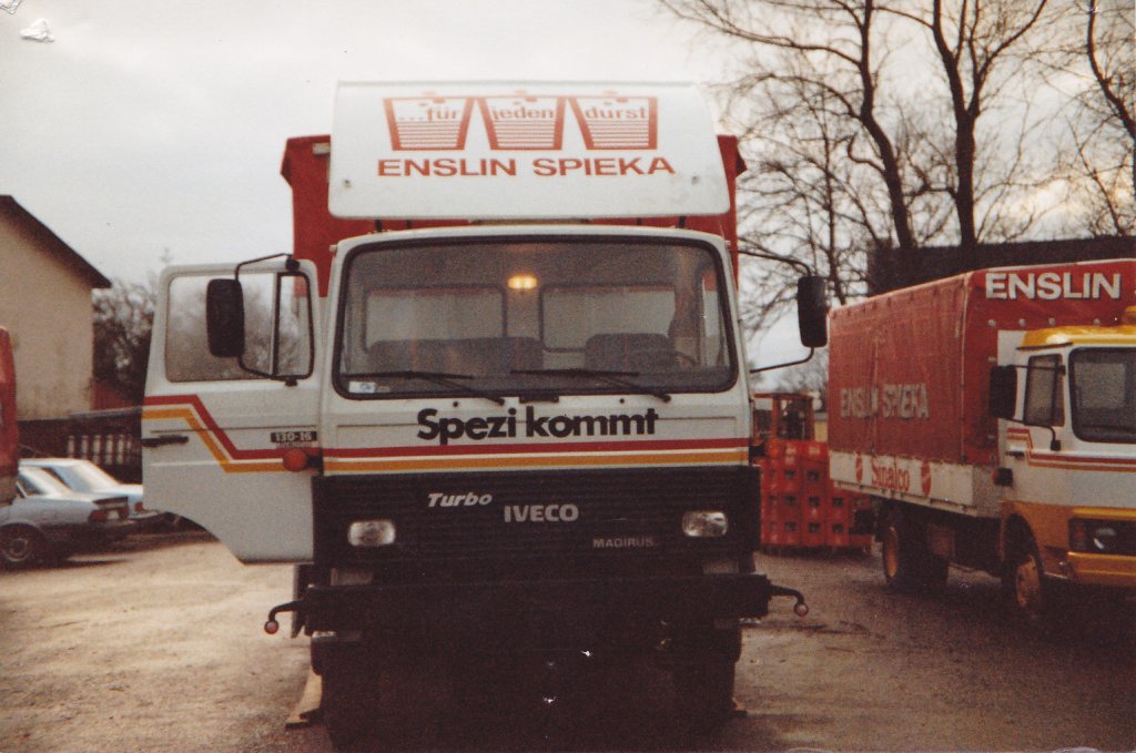 Hier sieht man die damalige Neuanschaffung der Firma Enslin in Spieka ein Magirus Iveco Turbo mit Spezi Werbung der ebenfalls 1985 auf dem Betriebsgelnde in Spieka bei Cuxhaven steht.