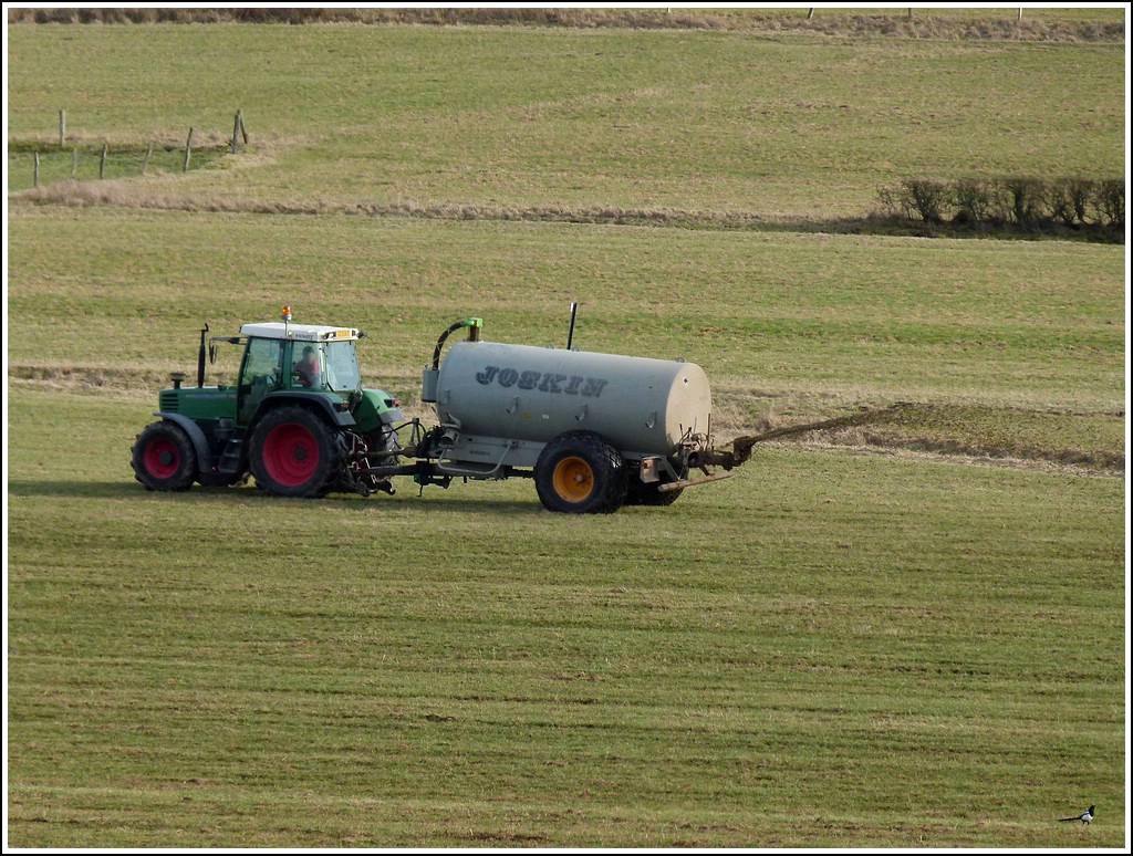 Hier verteilt ein Bauer mit einem Fendt Traktor und einem Joskin Gllefass die Glle auf seinem Feld. 09.03.2012
