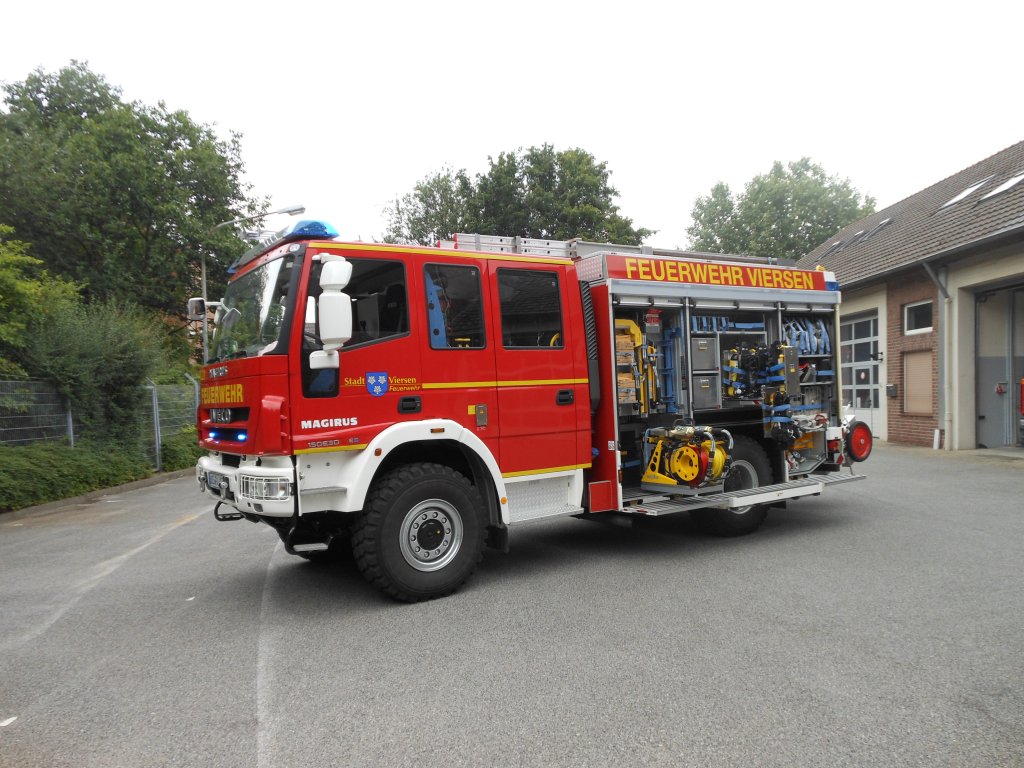 Hilfeleistungslschfahrzeug (HLF 20/16) der Freiwilligen Feuerwehr Viersen, Lschzug Dlken.

Technische Daten:

Fahrgestell: Iveco 150 E 30
Aufbau: Magirus
Singlebereifung
Automatikgetriebe

Bei einem Fototermin ist das HLF ist am 27.7.12 in Viersen aufgenommen worden