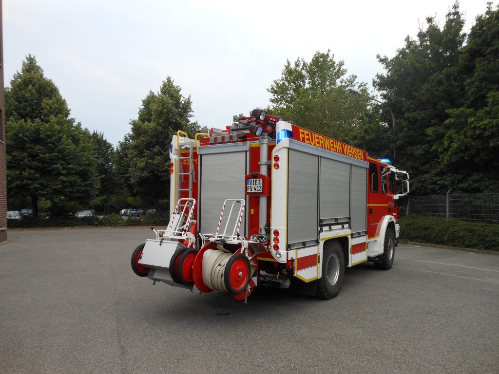 Hilfeleistungslschfahrzeug (HLF 20/16) der Freiwilligen Feuerwehr Viersen, Lschzug Dlken.

Technische Daten:

Fahrgestell: Iveco 150 E 30
Aufbau: Magirus
Singlebereifung
Automatikgetriebe

Bei einem Fototermin ist das HLF ist am 27.7.12 in Viersen aufgenommen worden