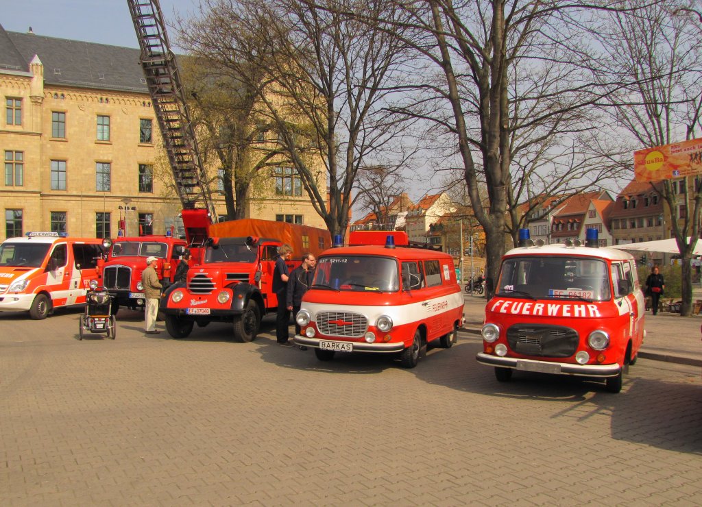Historischer Fahrzeugpark der Erfurter Feuerwehr beim  Erfurter Autofrhling  am 21.04.2013 auf dem Domplatz Erfurt.
