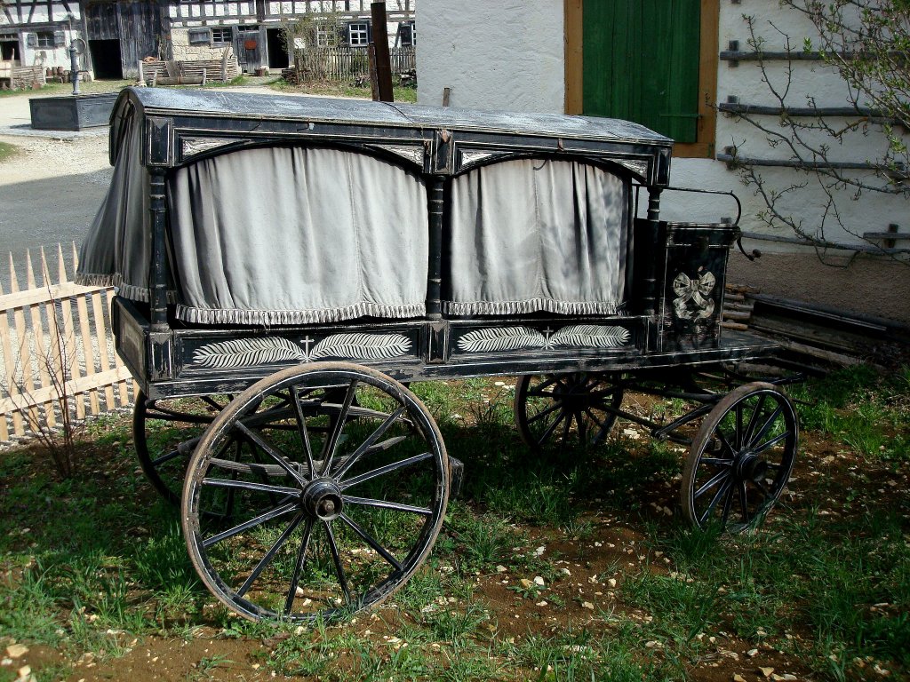 historischer, pferdebespannter Bestattungswagen, auch Leichenwagen genannt, steht im Freilichtmuseum Neuhaus o.E., April 2010