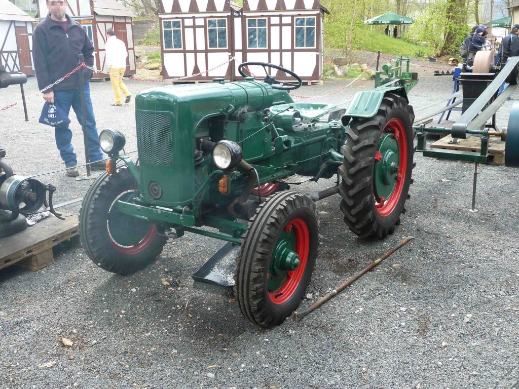 Holder treibt die Transmission, gesehen bei der Oldtimerausstellung der Traktor-Oldtimer-Freunde Wiershausen, April 2012 