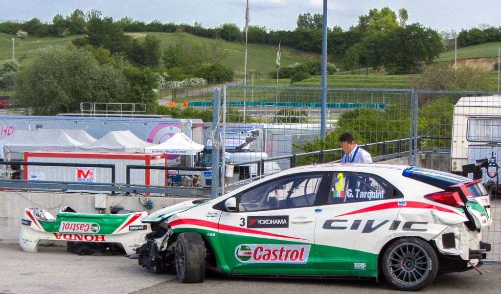 Honda Civic von G. Tarquini nach einem schweren Umfall auf dem Hungaroring am 05.05.2013.