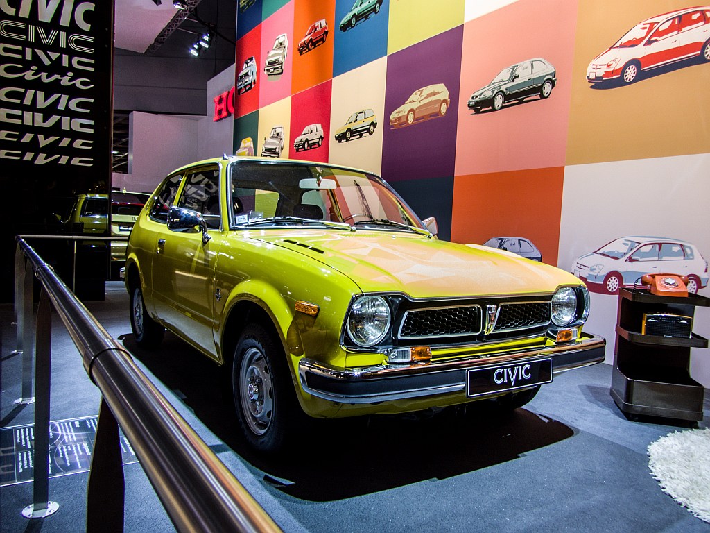 Honda hat einen alten Civic auch auf dem Automesse Paris ausgestellt. Im Hinterggrund an der Säule sind die früheren Civic-Typografen zu sehen. (Foto: 11.10.2012)