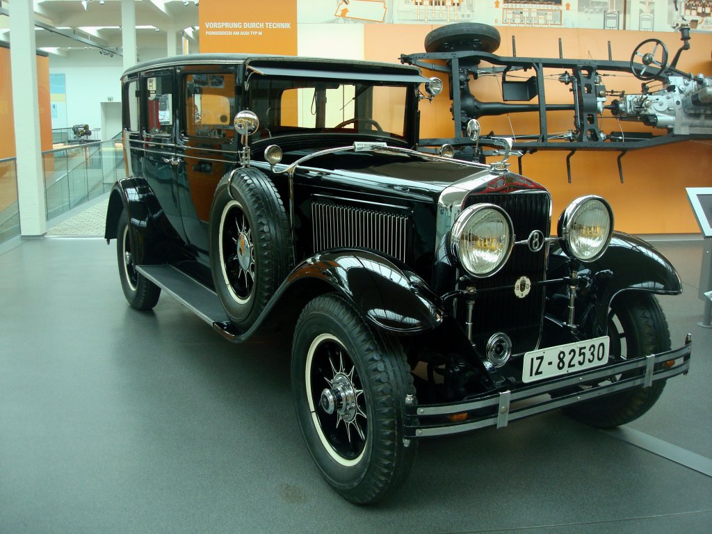 Horch 350 von 1929,
8-Zyl.Reihenmotor, 80PS, 100Km/h,
2849 Stck wurden von 1928-30 gebaut,
Horch Museum Zwickau,
Juni 2010
