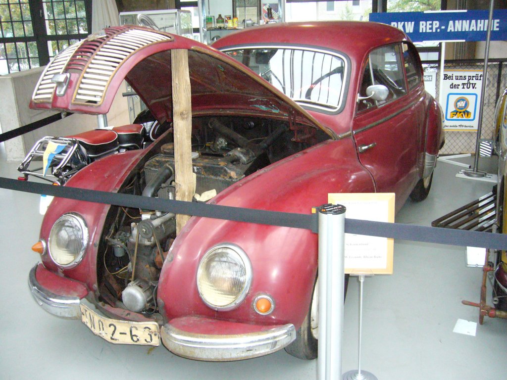 IFA F9 Limousine. 1953 - 1956. Der F9 wurde zur Leipziger Frhjahrsmesse 1948 vorgestellt und ging ab 1950 in Produktion. Ab 1953 wurde die durchgehende Windschutzscheibe verbaut. Das abgelichtete Fahrzeug ist ein Scheunenfund aus dem Erzgebirge, den die DKW Freunde Rhein-Ruhr erworben haben. Dsseldorfer Meilenwerk.