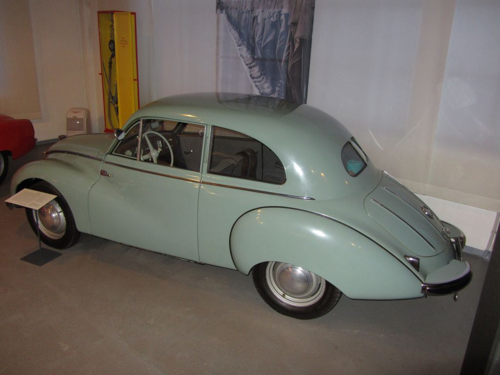 Ifa F9 (Rückansicht), ausgestellt in der Automobilwelt Eisenach (25.01.2013).
Sein Verkaufspreis war 13200 (Ost)DM oder 4900 (West)DM.