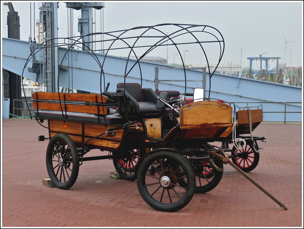 Im Hafengebiet von Norddeich wartet dieser Planwagen auf seine Verladung auf eine Fhre.  09.05.2012