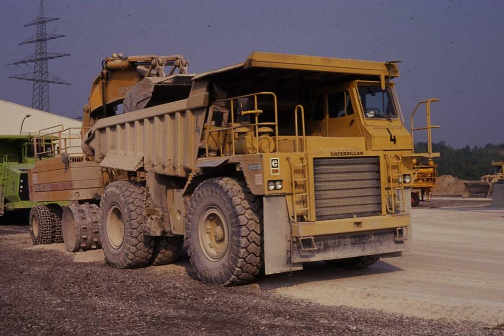 Im Steinbruch der Dyckerhoff Zement Werke in Lengerich war am 3.6.1989
dieser Muldenkipper Caterpillar im Einsatz.