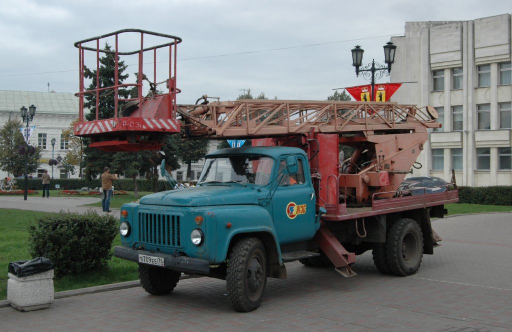 In Jaroslawl / Russland wurde dieser LKW (GAZ) mit Hebebhne gesehen und fotografiert. 14.09.2010