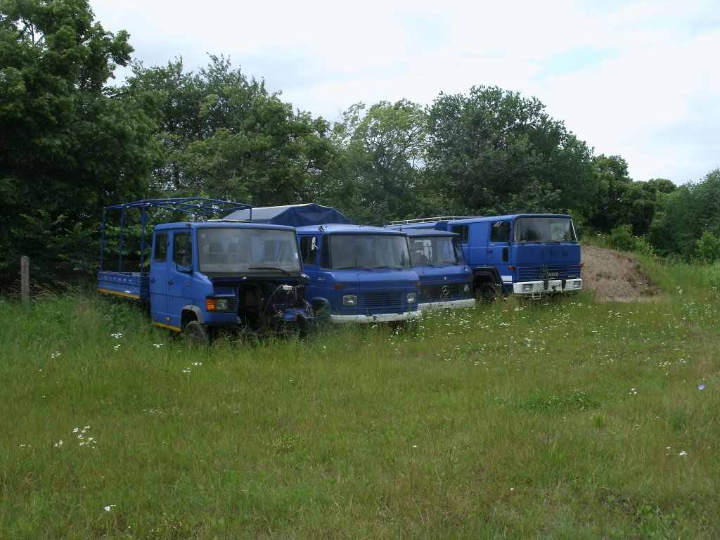 In der Nhe von Gustow(zwischen Altefhr und Garz/Rgen)hat man diese THW Fahrzeuge entsorgt.Aufgenommen am 30.Juni 2013