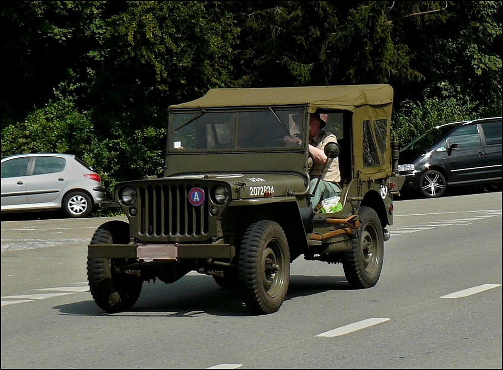 In Spontin fuhr mir am 14.08.2010 dieser Jeep vor die Linse.