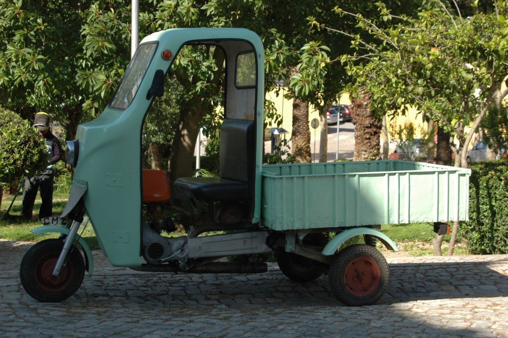 In Tavira/Portugal ein kleines schnelles Transportfahrzeug gesehen und am 14.05.2010 fotografiert.