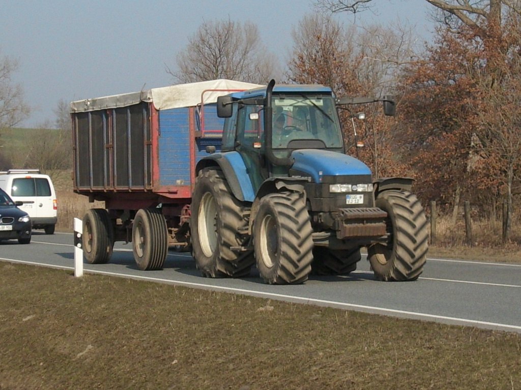 In der Woche brauch man an der B96 nicht lange auf Fahrzeuge warten,so kam mir am 25.Mrz 2010 dieser New Holland-Traktor entgegen.