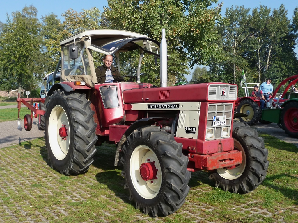 International Harvester 1046, gebaut 1971-78, krftige 105 PS aus 5867 ccm in 6 Zylindern, 35 km/h. Treckertreff Grefrath, 25.9.11 