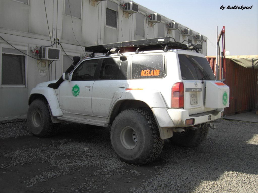 islndischer ISAF Nissan Patrol mit ordentlichen Reifen fr unwegsames Gelnde, in Kabul, AFG, April06