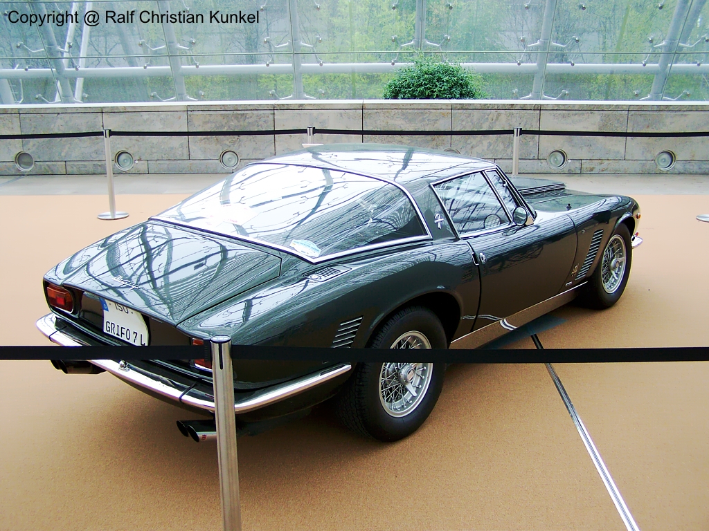 Iso Grifo 7 litri (GL 400) - Baujahr 1969, Italien - 412 Grifos verlieen von 1965 bis 1974 das Werk - insgesamt wurden 70 Exemplare des 7 litri gebaut - techn. Daten: wassergekhlter 8-Zylinder-V-Viertakt-Ottomotor vorn eingebaut, 3 Doppelvergaser, Hubraum 6.998 cm, 294 kW (400 SAE-PS) bei 5.400 U/min, Drehmoment 621 Nm bei 3.600 U/min, Leergewicht 1.510 kg, 0-100 km/h in 6 Sekunden, Vmax. 300 km/h - fotografiert am 14.04.2010 auf der AMI Leipzig - Copyright @ Ralf Christian Kunkel