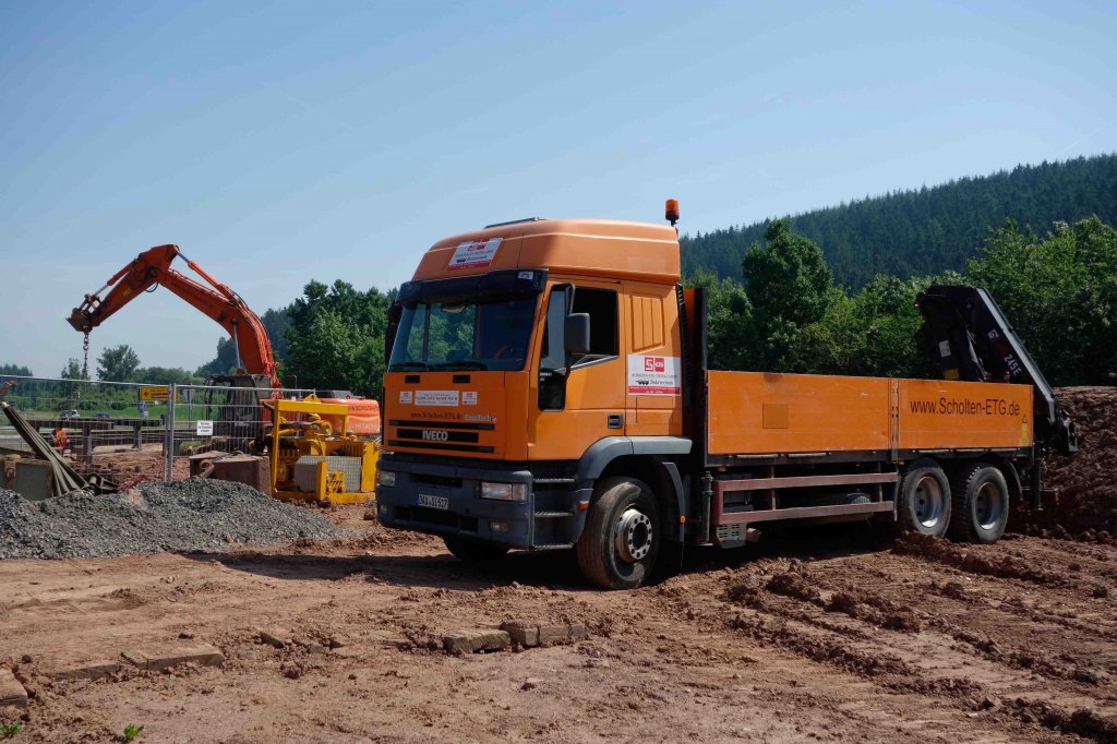 Iveco 260 E4Z der Firma  SCHOLTEN  mit Hiab-Ladekran steht an der Baustelle der MIDAL-Gaspipeline in der Gemarkung von 36100 Petersberg-Marbach, Juni 2013