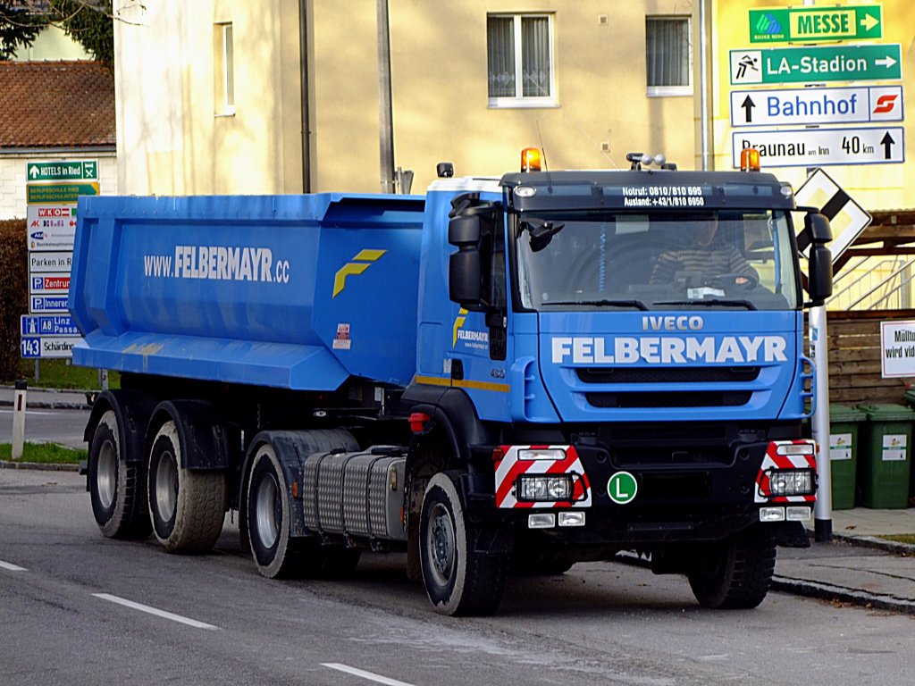 IVECO-450 von Felbermayr wartet auf die Einfahrtsmöglichkeit zu einer Baustelle; 111209