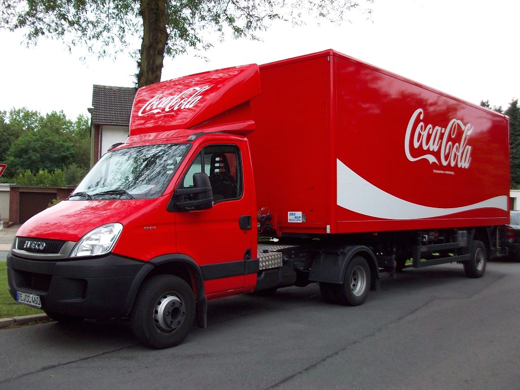 IVECO 65C17 Coca Cola GmbH Deutschland Sattelzug 1 achs Sattelauflieger mit Hebebhne Frontansicht Herten den 22/07/2011

