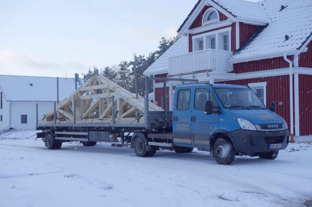 Iveco Daily mit Doppelkabine als Aufliegerfahrzeug steht auf einer Baustelle in 36100 Petersberg-Marbach im Schneetreiben und wartet auf seine Entladung, Dezember 2012