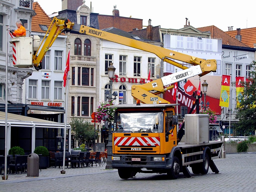 IVECO-EuroCargo mit Versalift Hubarbeitsbhne wird in der Antwerpener Innenstadt zur Fahnenmontage herangezogen;110831