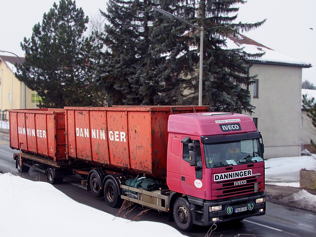 IVECO Eurostar_Cursor ist mit zwei leeren Containern Richtung Abladestelle in Ried i.I. unterwegs;100219