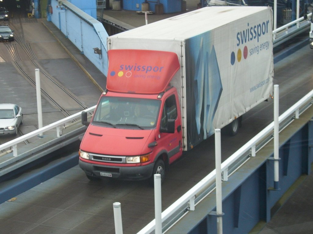 IVECO-Klein-LKW verlie am 14.November 2009 im Fhrhafen Sassnitz-Mukran nach der Ankunft das Fhrschiff von Schweden.