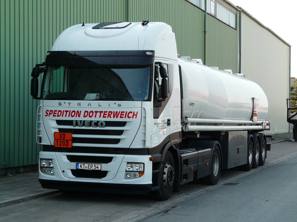 Iveco Stralis 420 der Spedition Dotterweich mit Tankauflieger, in dem sich laut Gefahrentafel Benzin befindet, abgestellt im Nrnberger Hafengebiet, 01.05.2012