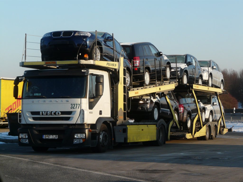 Iveco Stralis 450 Autotransporter aus Rumnien auf einem Parkplatz an der A9, 03.02.2012