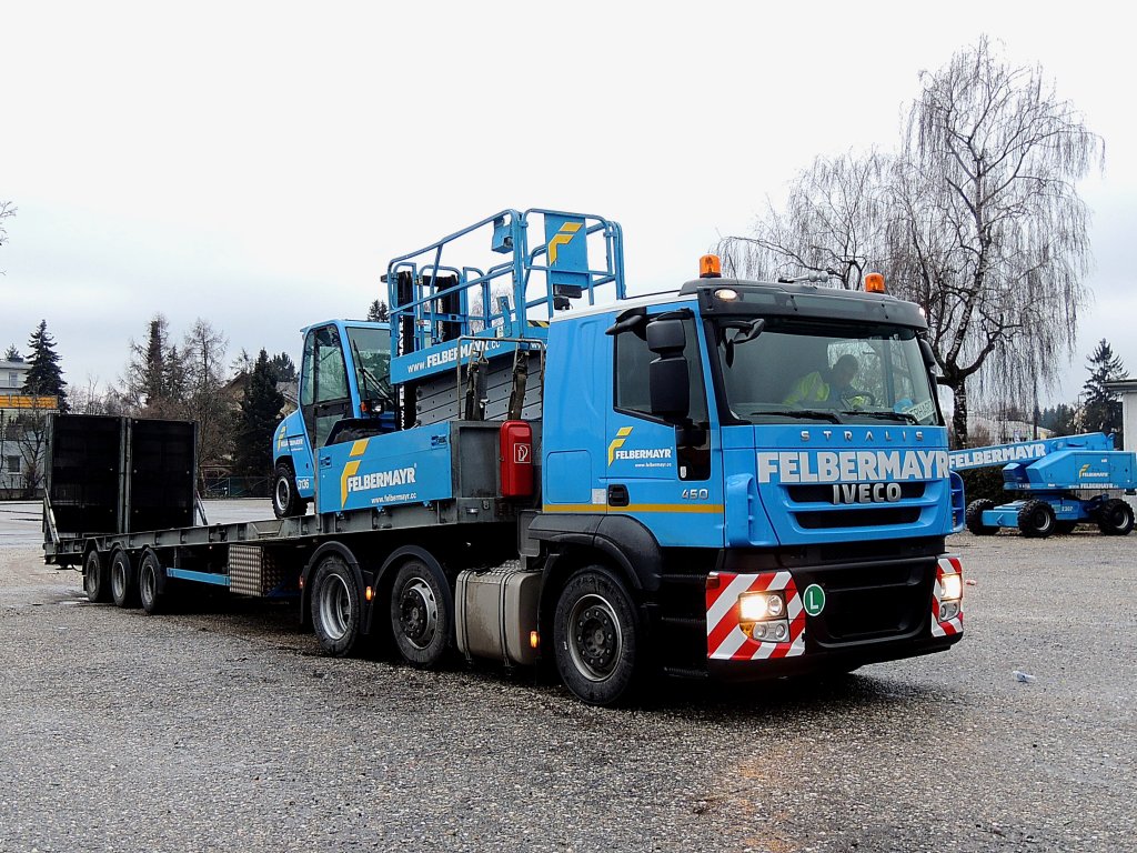 IVECO STRALIS 450 von Felbermayr transportiert fahrbare Miet-Arbeitsbhnen zu Kunden, dem freundlichen Fahrer allseits gute u. unfallfreie Fahrt;  130102