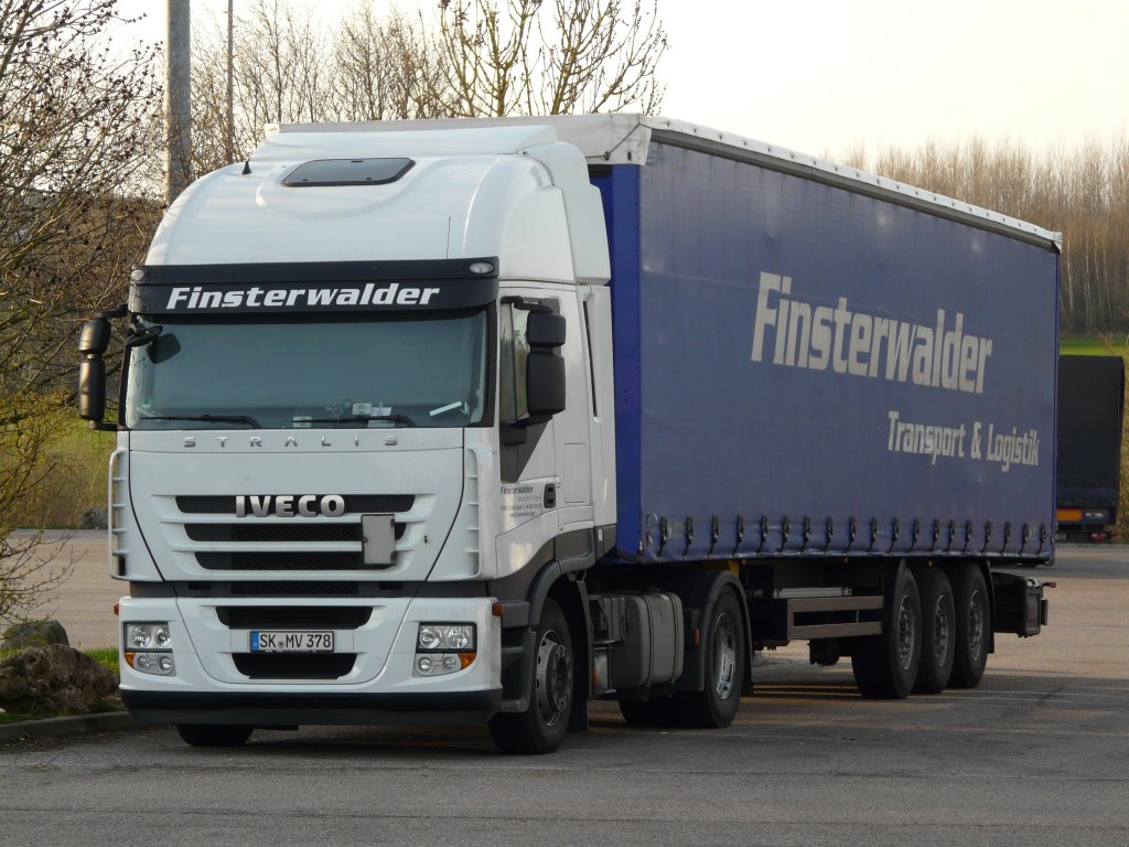 Iveco Stralis von  Finsterwalder  auf einem Parkplatz bei Ansbach, 08.04.2012