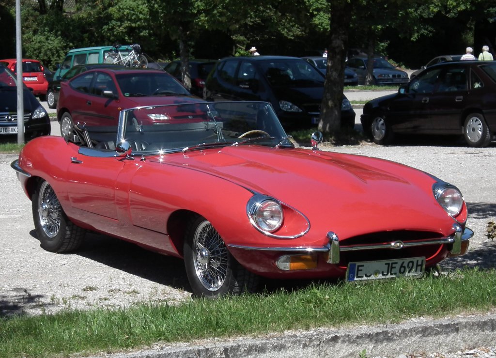 Jaguar E steht auf dem Parkplatz von Kloster Andechs, Juli 2010