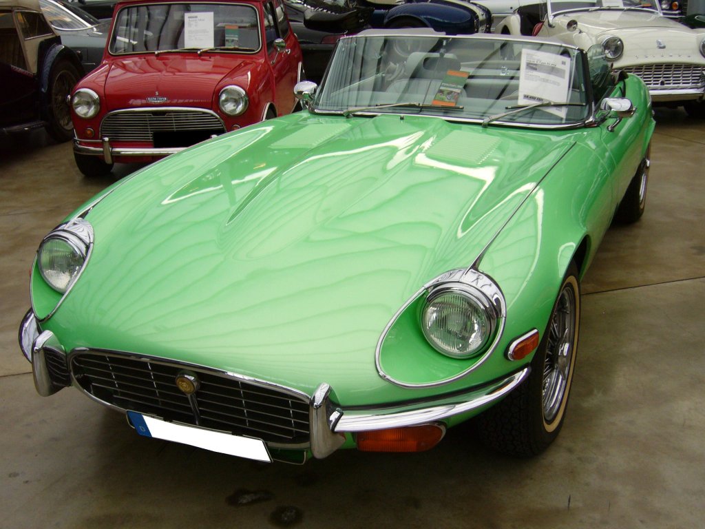 Jaguar E Type Series 3 Roadster. 1961 - 1974. Der E Type wurde 1961 auf dem Genfer Salon vorgestellt. Er wurde in drei Serien hergestellt. Die Serien 1 und 2 wurden von 6-Zylinderreihenmotoren angetrieben. Die seit 1971 produzierte Serie 3 war mit einem V12-motor ausgerstet. Der 5.3l V12-motor leistet 275 PS. Classic Remise Dsseldorf am 25.08.2012.