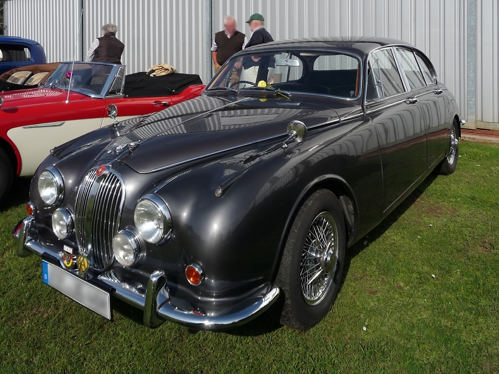 Jaguar Mark 2 / 340 vor den Hallen des Flugplatzes Niershorst (Grefrath, 11.9.2010)